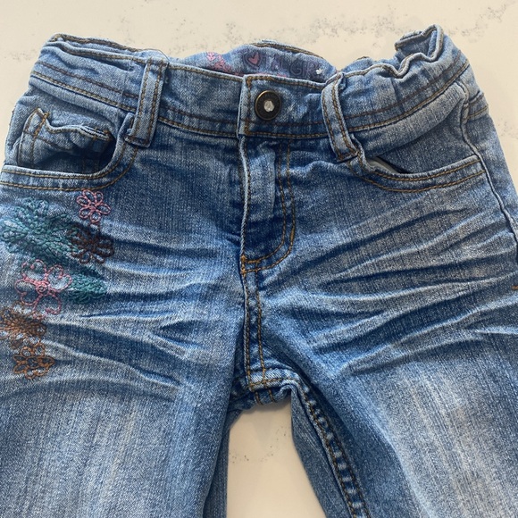 Adorable jeans with embroidery accents. Girls size 4. - Picture 3 of 9